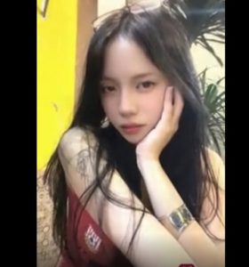 Mặt xinh lồn cũng xinh xứng đáng bị mười anh địt